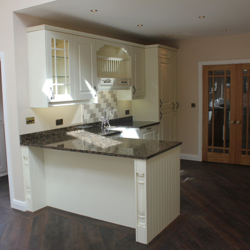 Traditional white kitchen with granite worktop