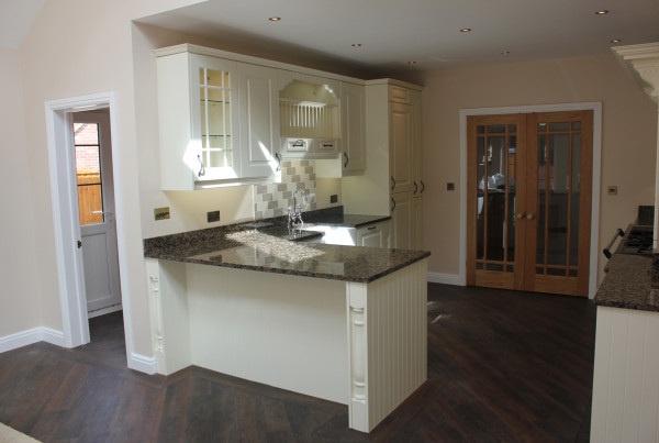 Traditional white kitchen with granite worktop
